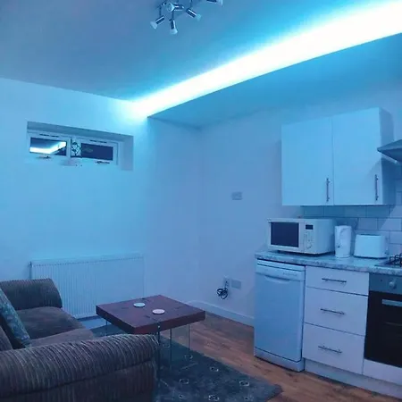 Comfortable Double Bedroom Lovely Bungalow Manchester Exterior photo