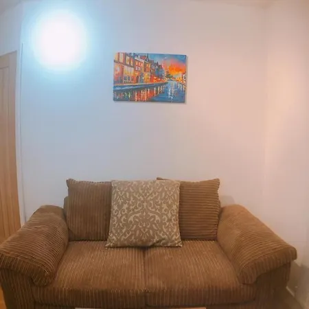 Comfortable Double Bedroom Lovely Bungalow Manchester Exterior photo