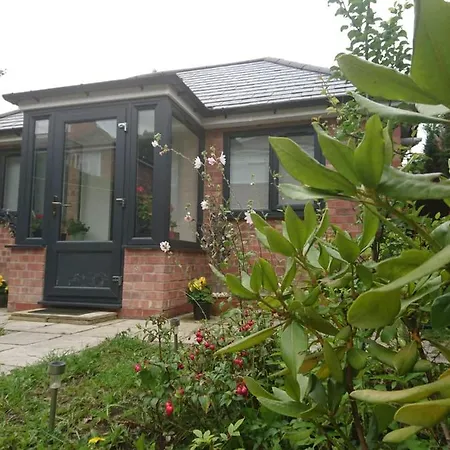 Comfortable Double Bedroom Lovely Bungalow Manchester Exterior photo