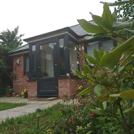 Comfortable Double Bedroom Lovely Bungalow Manchester Exterior photo